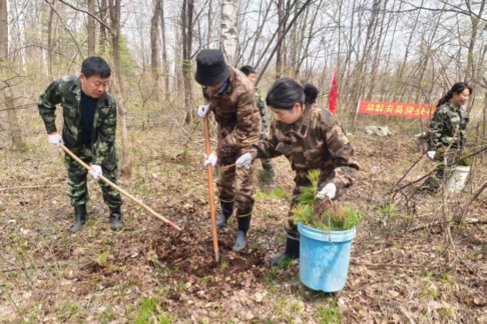 營(yíng)林處：黨旗引領(lǐng)添新綠 植樹造林踐初心（1）.jpg