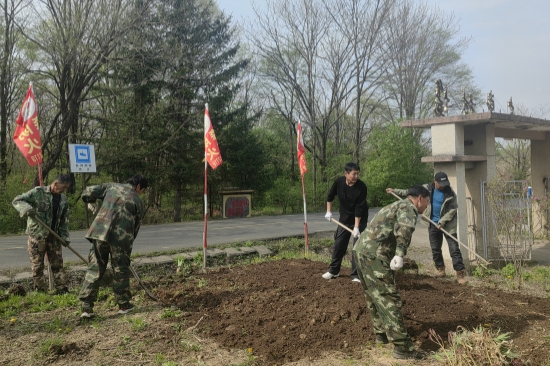 1747377023347614.jpg 大東林場開展“共建綠色家園”環(huán)境美化行動(2).jpg