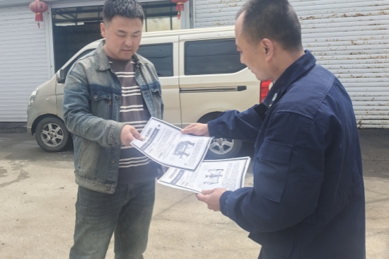 1748936582241830.jpg 機(jī)械化撲火大隊(duì)開(kāi)展“民法典與生活同行”普法宣傳活動(dòng)(2).jpg