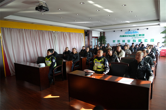 筑牢交通防線 嚴(yán)守安全底線  泉林公司開展通勤車安全專項(xiàng)檢查（1）.jpg