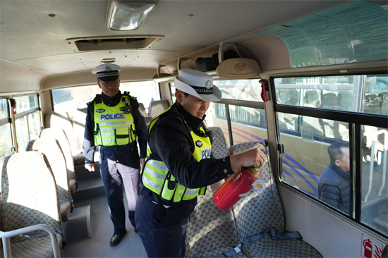 筑牢交通防線 嚴(yán)守安全底線  泉林公司開展通勤車安全專項(xiàng)檢查（3）.jpg