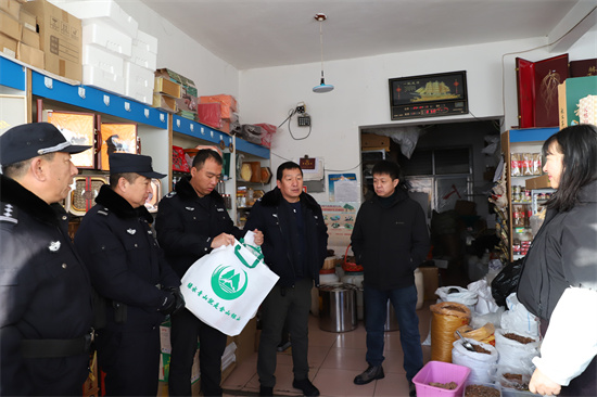 舌尖不碰“紅線” 生態(tài)方有“底線” 泉林公司開展野生動物保護普法宣傳活動（2）.jpg